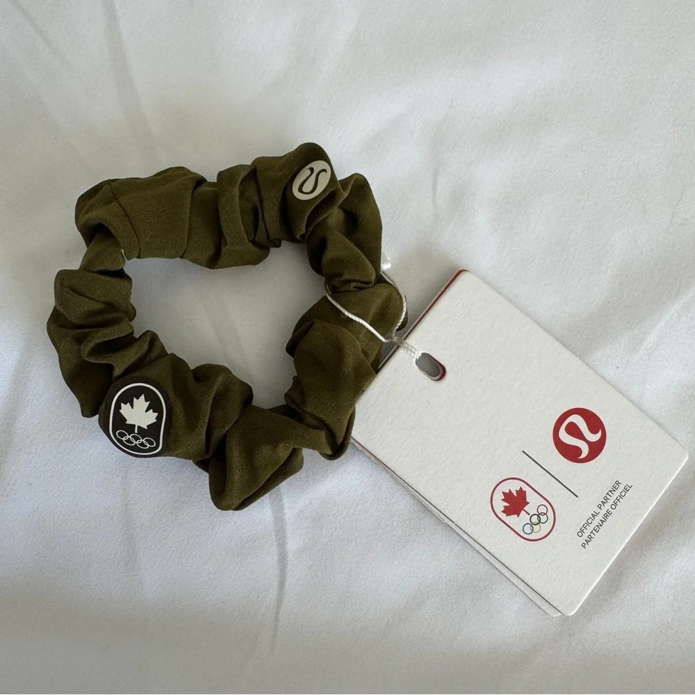 ๐๐จ๐ฆ LAST ONE Lululemon Uplifting Scrunchie Team Canada Moss Green - Picture 2 of 4